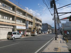 いわき湯本温泉 築年数が経ってそうなコンクリート製の建物が並んでいます