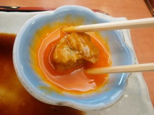 月見つくね 卵の黄身に絡めてから食べます