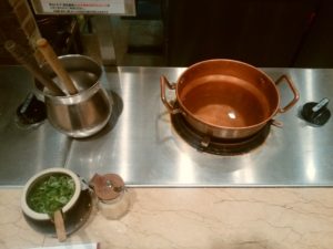 しゃぶしゃぶ new KOBE しゃぶしゃぶ ディナー カウンターには一人用の鍋が並びます