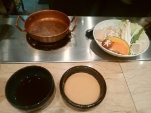 牛しゃぶしゃぶディナー お野菜とポン酢、ごまだれ しゃぶしゃぶ new KOBEにて