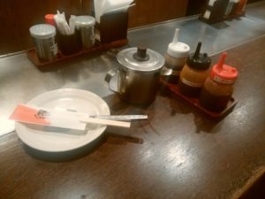 めっせ熊 梅田 カウンター おなじみ選べるソースもあります
