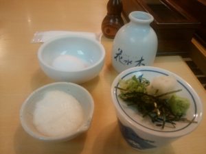 皿そば つゆと生卵、とろろ、薬味 出石手打ち皿そば 花水木にて