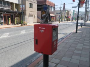 恐らくここにしかないと思われる、フィギュアが乗った郵便ポスト