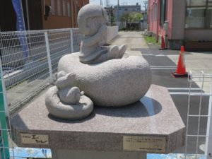 さるとびエッちゃんの石像 マンガロードにて
