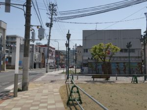 やたら広い空き地に、廃墟となっているお店 なんか気になるので右に曲がってみます