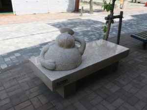 ロボコンのベンチ ちょっと狭めの商店街にて