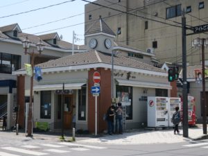 ハンバーグ屋さん アイトピア通りにて 「津波襲来の地」の石碑が気になります