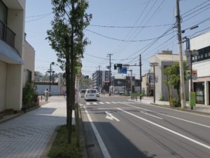 「いしのまき元気いちば ここを左折」の立て看板が気になって、ここを左折します