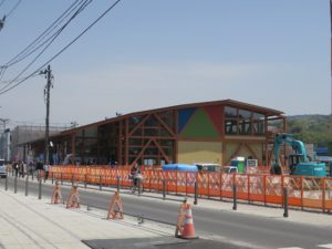 いしのまき元気いちばは、その先にありました 開店を待つ人で長い行列ができています