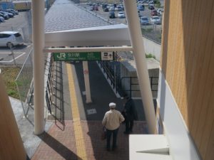 女川温泉ゆぽっぽ 女川駅のホームを見る