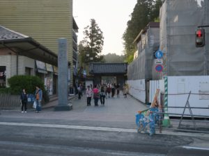 瑞巌寺 入り口にはお土産物屋さんが並びます