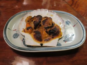 ホタテ貝の雲丹みそ焼き 海鮮屋にて