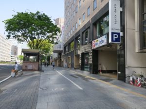 あおば通りを右折 ホテル クラウンヒルズ 仙台青葉通りはここにあります