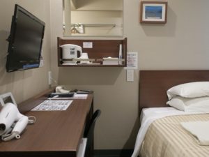 ホテル クラウンヒルズ 仙台青葉通り シングルルーム 横向きに撮影 デスクは窓と反対向きにあります