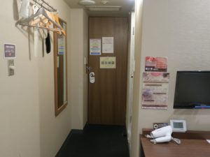 ホテル クラウンヒルズ 仙台青葉通り シングルルーム 窓側から玄関方向を撮影