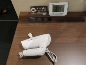 ホテル クラウンヒルズ 仙台青葉通り シングルルーム ACコンセントはデスク左側にあります