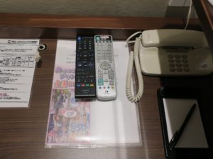 ホテル クラウンヒルズ 仙台青葉通り シングルルーム デスク右側に電話とリモコンがあります