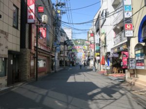 一番町四丁目商店街の右は国分町 仙台一の歓楽街です