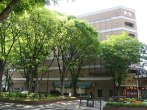 三越百貨店 定禅寺通と一番町四丁目商店街との交差点にあります