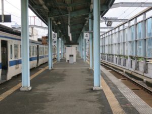 JR筑肥線 唐津駅 3番線・4番線 3番線は主に佐賀方面に行く列車が発着します 4番線は主に筑前前原・天神・博多・福岡空港方面に行く列車が発着します