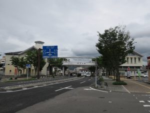 JR筑肥線 伊万里駅 松浦鉄道の伊万里駅を結ぶ連絡橋に、「伊万里駅」と書いてあります