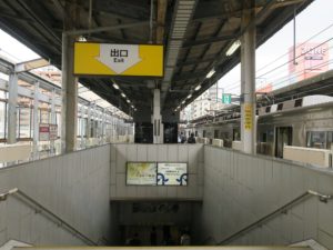 福岡地下鉄空港線 姪浜駅 1番線・2番線 1番線は主にJR筑肥線の筑前前原・西唐津方面行きの列車が発着します 2番線は主に姪浜駅で折り返して、福岡地下鉄の天神・博多・福岡空港方面に行く列車が発着します