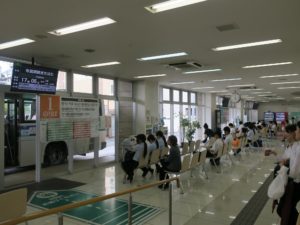 唐津バスセンター 待合室 バスが停車すると待合室のドアが開く仕組みになっています