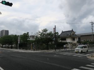唐津市役所 道路を挟んで隣に、唐津バスセンターがあります