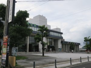 唐津市民会館と曳山展示場 この隣に、唐津市役所があります
