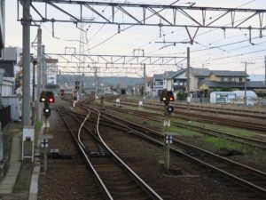 JR唐津線 西唐津駅 ホームの奥にある車両基地