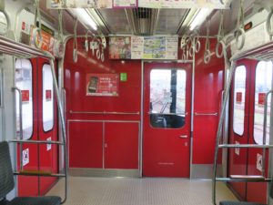JR筑肥線 303系 運転台後ろ 内装はド派手な赤がベースです