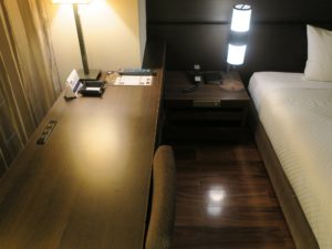ホテルユニゾ福岡天神 ステュディオーロダブル テレビのある壁から室内を撮影