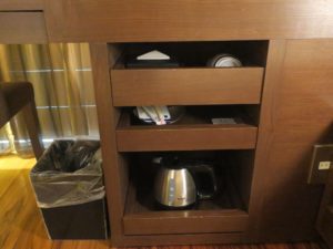 ホテルユニゾ福岡天神 ステュディオーロダブル デスク下 ティッシュとドライヤ、コップ、電気ケトルがあります
