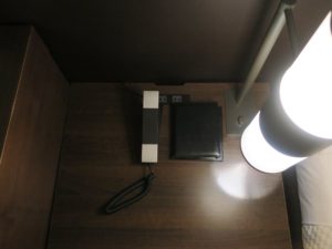 ホテルユニゾ福岡天神 ステュディオーロダブル ベッドサイドテーブル ここにもACコンセントが付いています