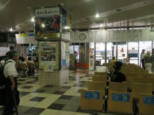 佐世保 西肥バスセンター 待合室から直接バスに乗る仕組みになっています