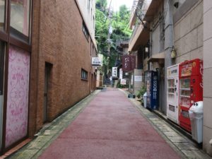 佐世保アーケード街 脇道に入ると、松浦鉄道の佐世保中央駅があるそうです