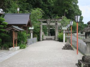 伊萬里神社 社務所の前