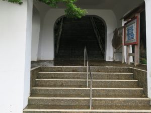 伊萬里神社 楼門の中 先に石段が続きます