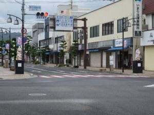 伊万里駅前交差点 両側に伊万里色絵婦人立像があります