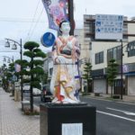 伊万里交差点に立っている伊万里色絵婦人立像