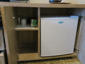 草津温泉 ホテルヴィレッジ タワー棟ツイン テレビ台 中にお茶セットと冷蔵庫があります