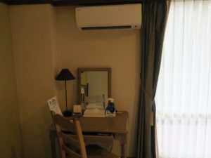 草津温泉 ホテルヴィレッジ タワー棟ツイン デスクとクーラー