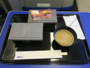 佐賀-羽田 プレミアムクラスのお食事 お盆に乗って出てきました