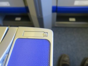 B767-300 プレミアムクラス テーブル横にある謎のスイッチ