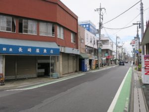 谷塚小学校の脇の道 竜泉寺の湯 草加谷塚店へはこの狭い道を道なりに進みます