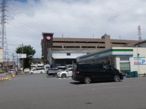 竜泉寺の湯 草加谷塚店 建物はファミリーマートの後ろにあります