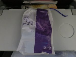 エコノミークラスのお食事 タイ国際航空 バンコク-成田 バンコク出発後に、こんな袋が配られました