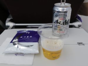 エコノミークラスのお食事 タイ国際航空 成田-バンコク アサヒスーパードライとおつまみ