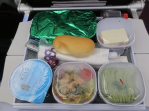 エコノミークラスのお食事 タイ国際航空 成田-バンコク 茶そばとサラダ、パン、デザートが付きます