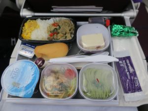 エコノミークラスのお食事 タイ国際航空 成田-バンコク チキンとビーフから、ビーフを選びました
